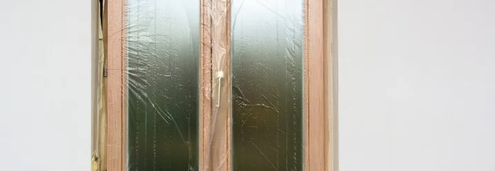 Abgeklebtes Fenster mit Folie